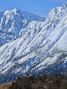 蓝天下的巍峨雪山