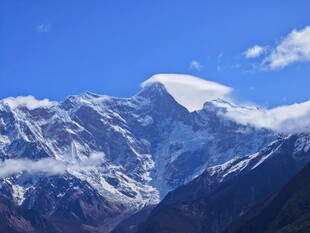 蓝天下的雪山盛景