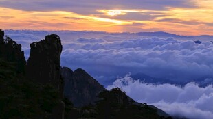 高山云海朝霞盛景