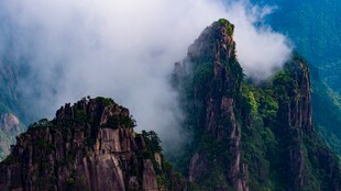 云雾缭绕奇峰胜景