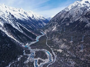 雪山下蜿蜒河谷风光