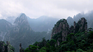 雾绕青山奇峰盛景