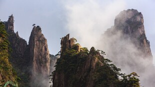 云雾缭绕奇峰山景