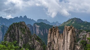 奇峰山峦云天风光