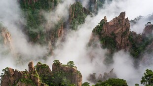 云雾缭绕山间奇峰