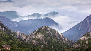 云雾缭绕层叠山景