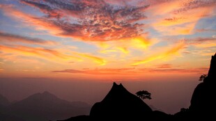 山巅绚烂晚霞