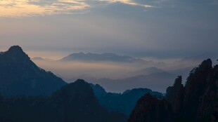 暮色层叠山峦风光