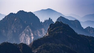 雾色层叠山峦远景