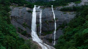 山林飞瀑自然景观