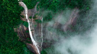 山间云雾盘山公路