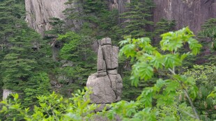 山林间的小石塔