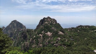 山野双峰自然风光