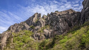 山野岩壁晴日风光