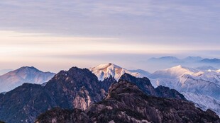 晨光下的层叠山峦
