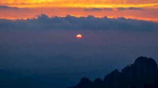 远山日出朝霞盛景