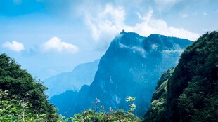青山蓝天白云山野风光