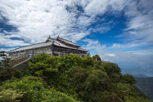 山巅晴空美景