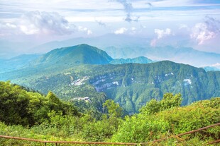 青绿山野自然风光