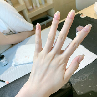 裸色美甲手部特写