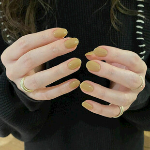 金色美甲手部特写
