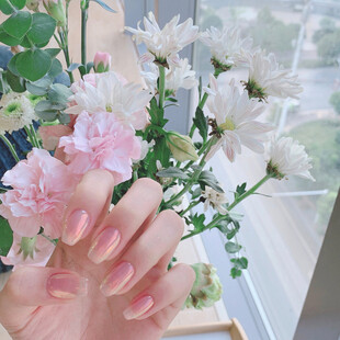 手捧鲜花窗边小景