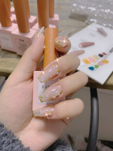 精致美甲手持甲油展示
