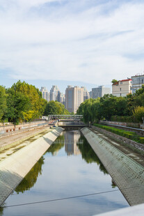 城市河道沿岸风光