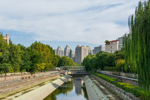 城市河道沿岸风光