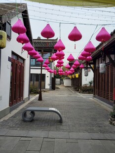 中式古街红灯笼街景