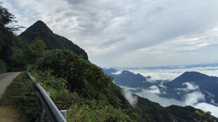 山间公路云海风光
