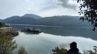 湖畔远眺湖山风光