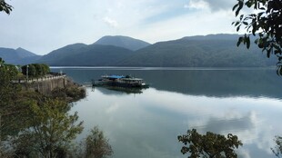 湖畔山水静谧风光