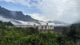 山间云雾大坝风光