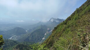 山野远眺层叠山景