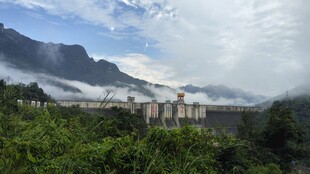 云雾山间水坝风光