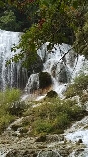林间飞瀑自然景观