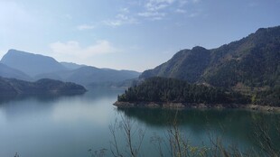 山湖静谧自然风光
