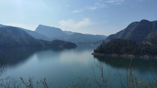 山间静谧湖景风光