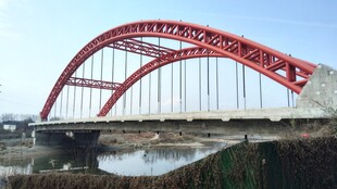 红色拱形跨河大桥