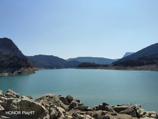 山间碧湖风光