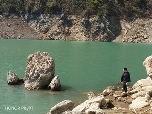 湖畔闲步山水风光