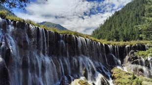 山间瀑布自然风光