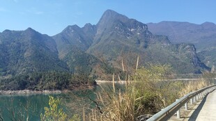 晴日郊野山湖风光