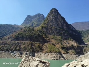 尖峰湖畔山野风光