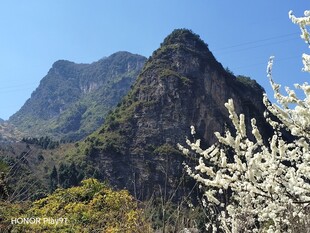 晴日郊野山峰风光