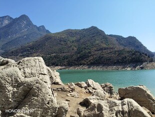 晴日山湖风光