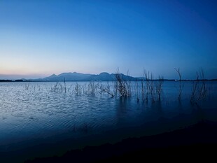 蓝调暮色湖景风光