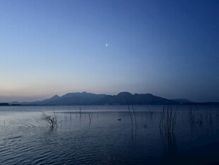 蓝调湖山暮色风光