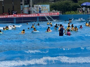 露天泳池戏水场景